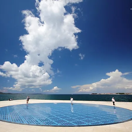 Peninsula Luxury بيت ضيافة زادار